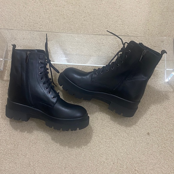 NWOB LA CANADIENNE Women\'s Black Leather Lace-Up Ankle Boots Size 35.5
